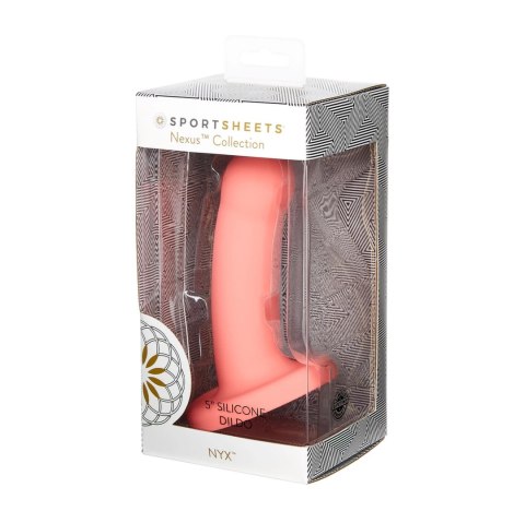 Sportsheets Nexus Nyx Coral silikonowy model zakrzywiony z przyssawką Sportsheets Nexus Nyx Coral silikonowy model zakrzywiony z przyssawką