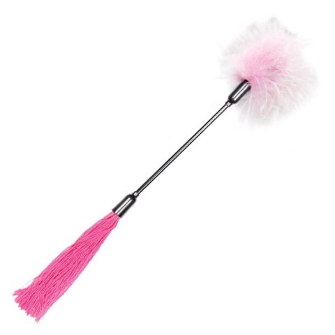S&M Whip & Tickle Pink & White - akcesorium 2w1: bat i piorko, 40 cm S&M Whip & Tickle Pink & White - akcesorium 2w1: bat i piorko, 40 cm