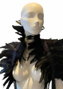 Feather Shoulder Wrap czarna narzutka z pior satynowa taśma