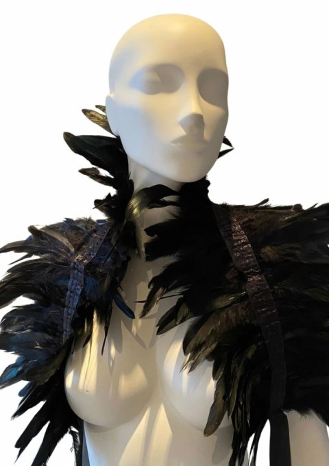 Feather Shoulder Wrap czarna narzutka z pior satynowa taśma
