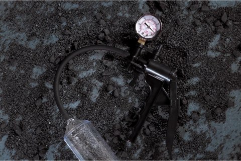 Pumped by Shots Elite - pompa prożniowa z wskaźnikiem ciśnienia, 23 cm Pumped by Shots Elite - pompa prożniowa z wskaźnikiem ciśnienia, 23 cm