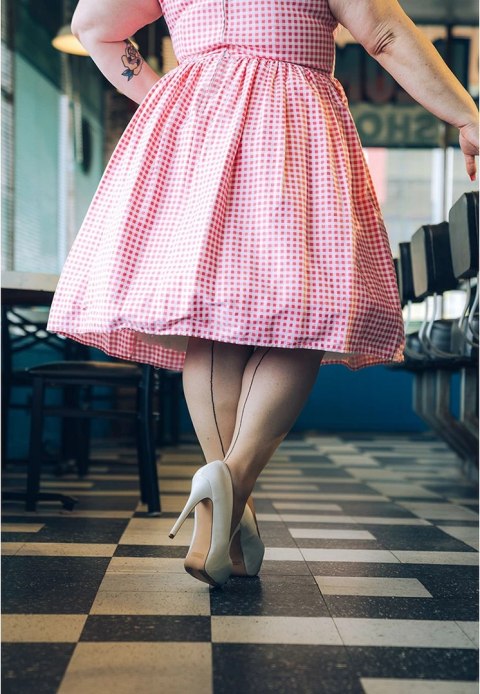 Kix'ies Vanessa Pończochy Knee-High Nude z Szewkiem i Kubańskim Obcasem Kix'ies Vanessa Pończochy Knee-High Nude z Szewkiem i Kubańskim Obcasem